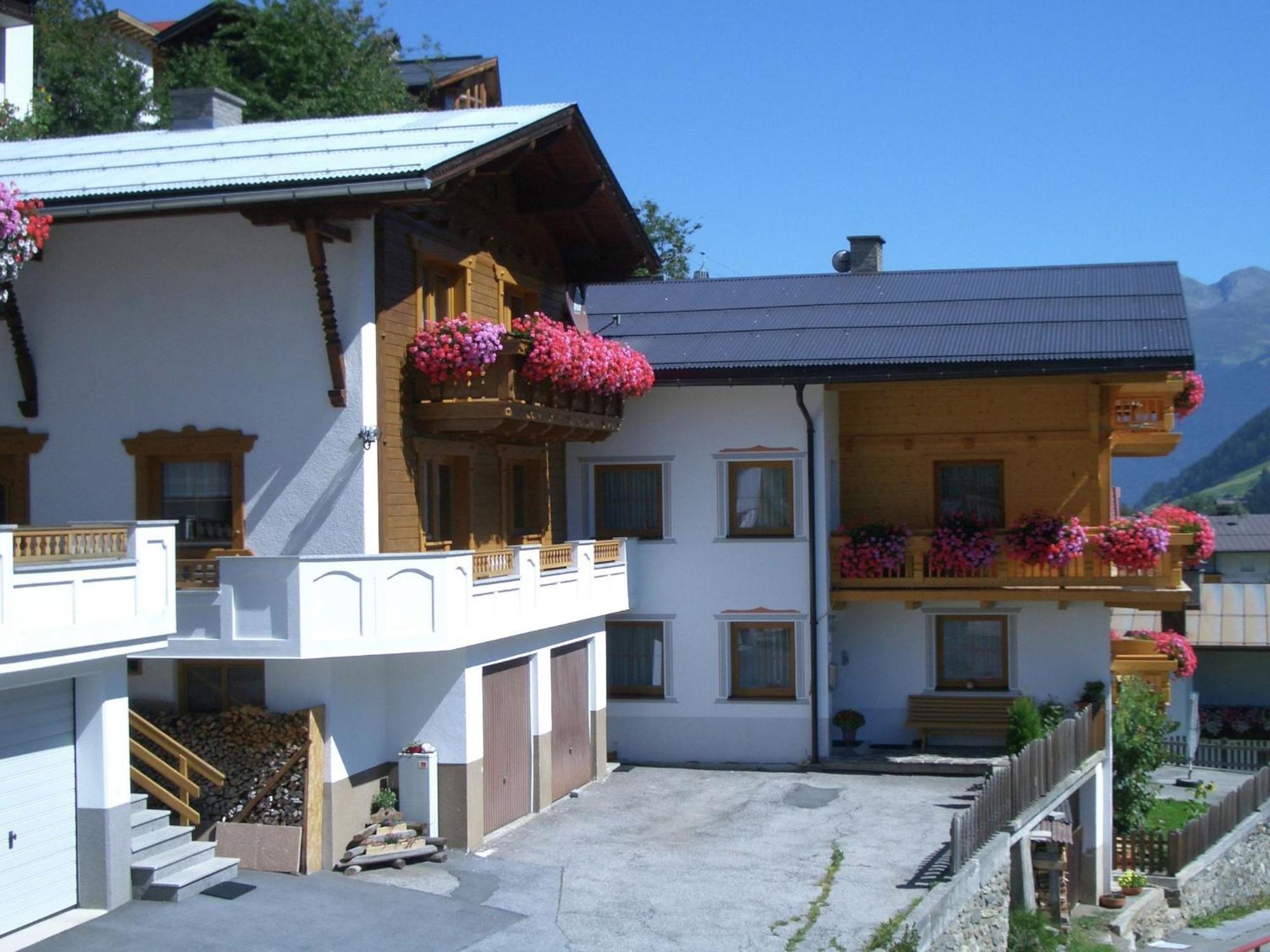 Apartment With Mountain Views From The Balcony Капл Екстериор снимка