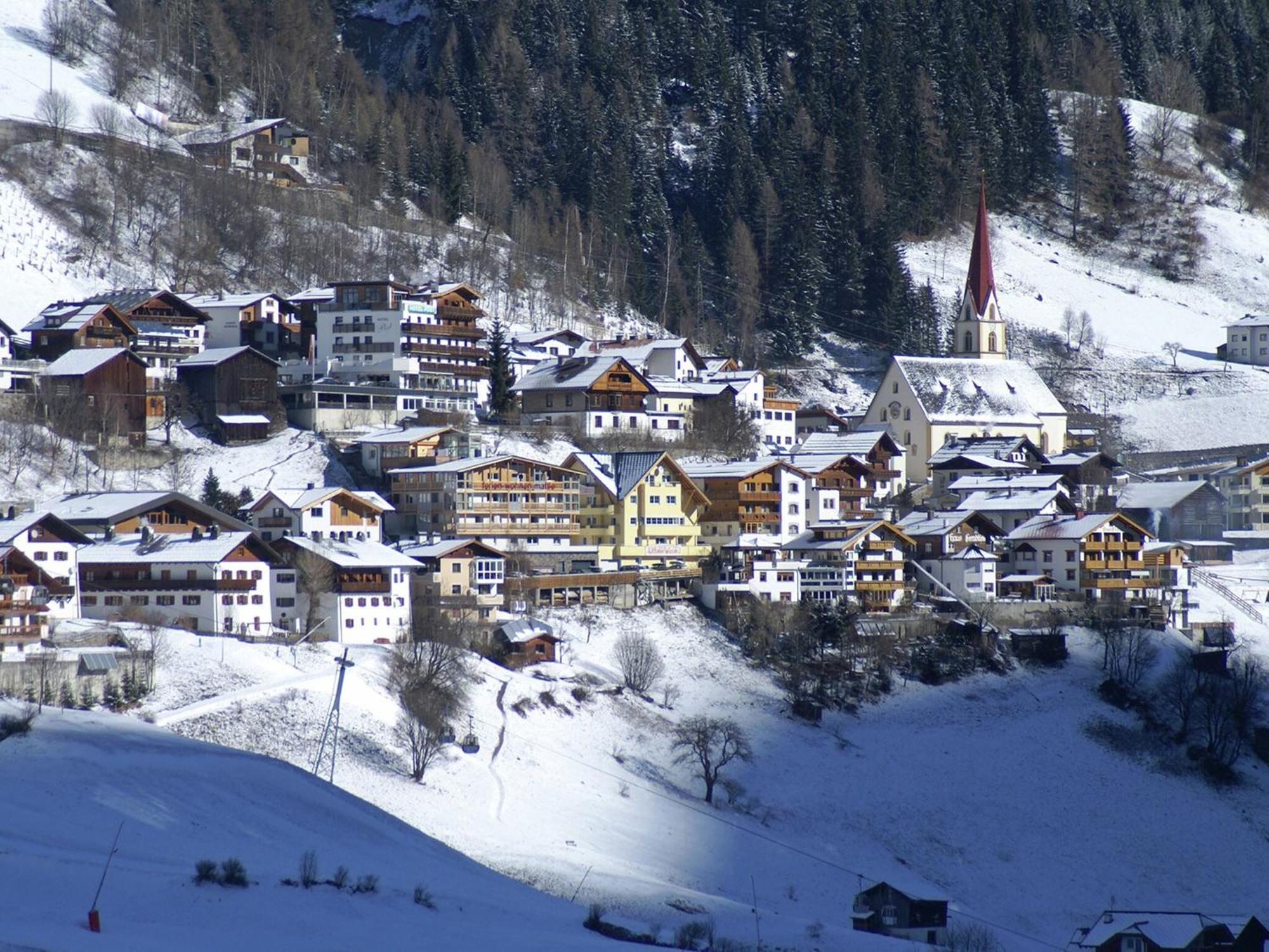 Apartment With Mountain Views From The Balcony Капл Екстериор снимка